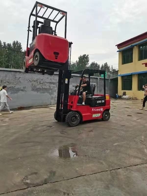 Camion elettrico a carrello elevatore autocaricante da 1,5 a 3 tonnellate per carico e scarico in magazzino