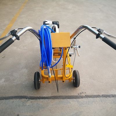 Macchina di marcatura degli spazi di parcheggio per pavimenti di asfalto a spinta manuale con pistola a spruzzo singola/doppia