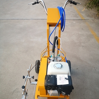 Marcare le strade con precisione utilizzando il spruzzatore di vernice a freddo a 1450*830*1100mm