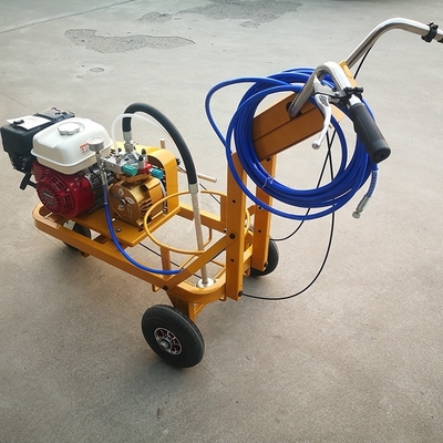 Marcare le strade con precisione utilizzando il spruzzatore di vernice a freddo a 1450*830*1100mm