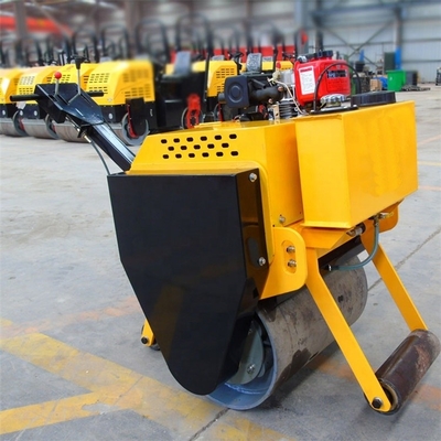 Cammina dietro un rullo vibratore per la mini-compactazione dell'asfalto e la costruzione di strade